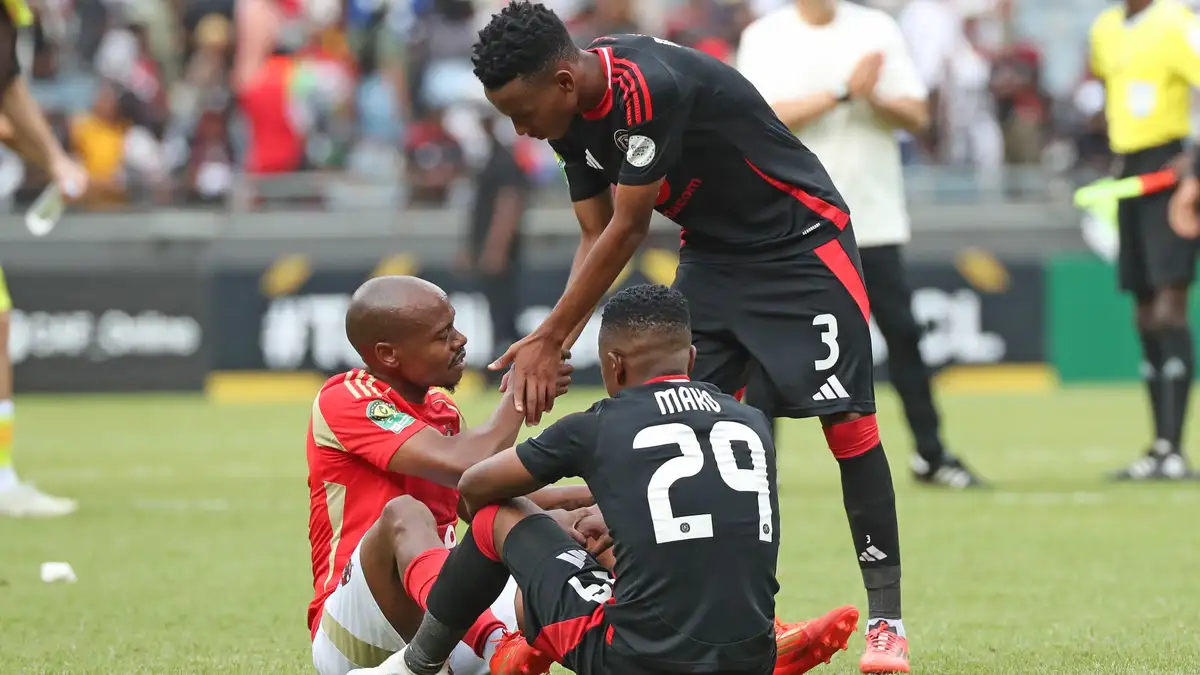 Kungani uPercy Tau ahlaliswa ebhentshini ku-Orlando Pirates?