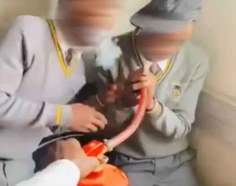 IZITHOMBE: Izingane zesikole zibhema i-fire extinguisher